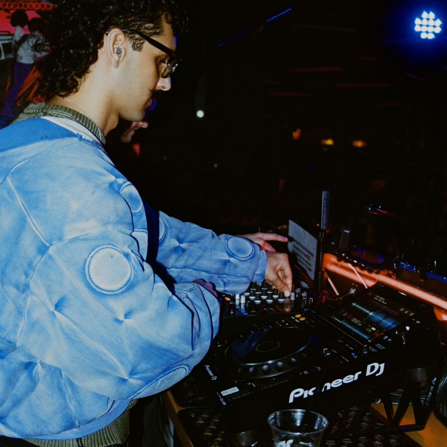 DJ ing