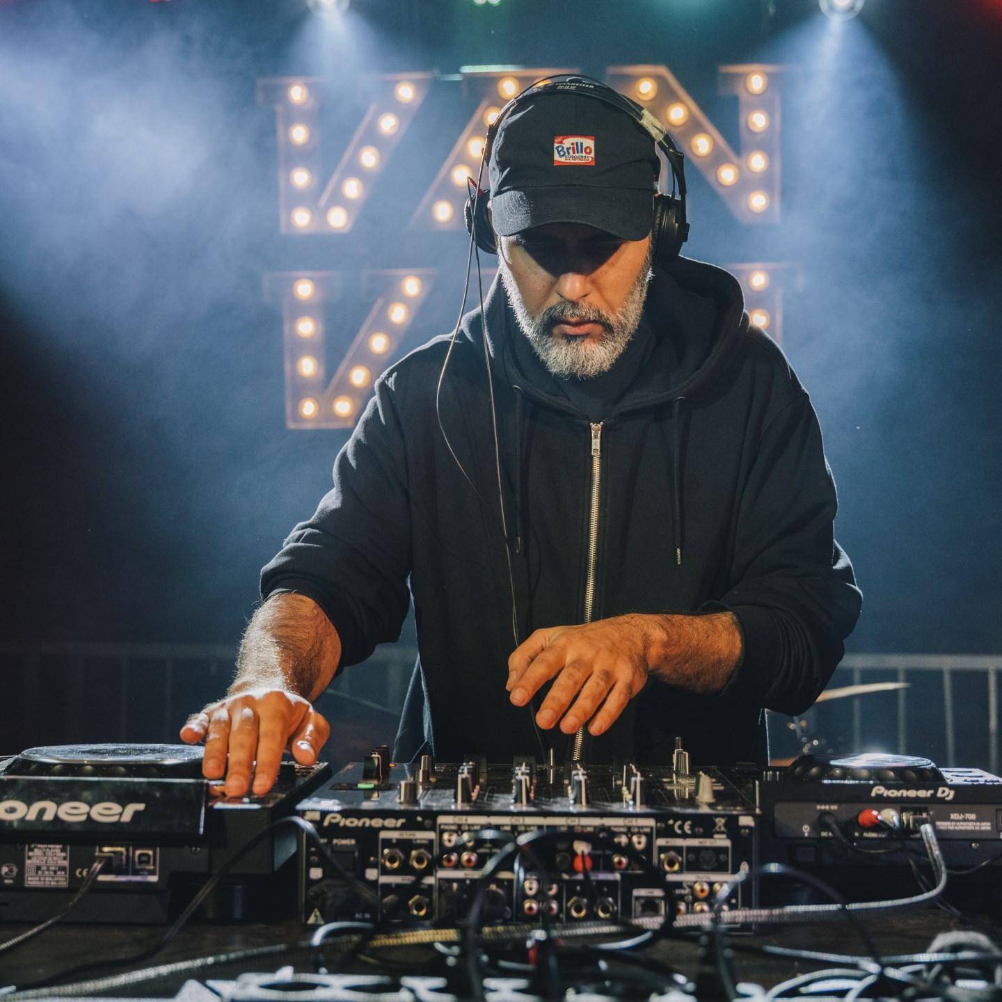 DJ2D2