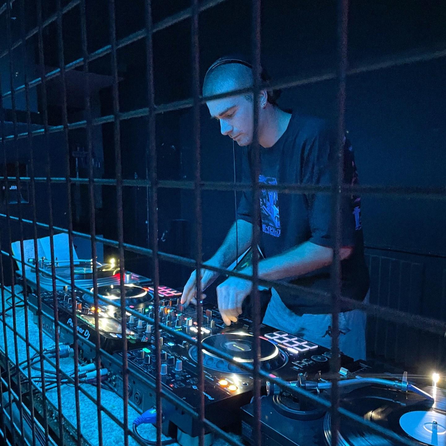 DJ 111