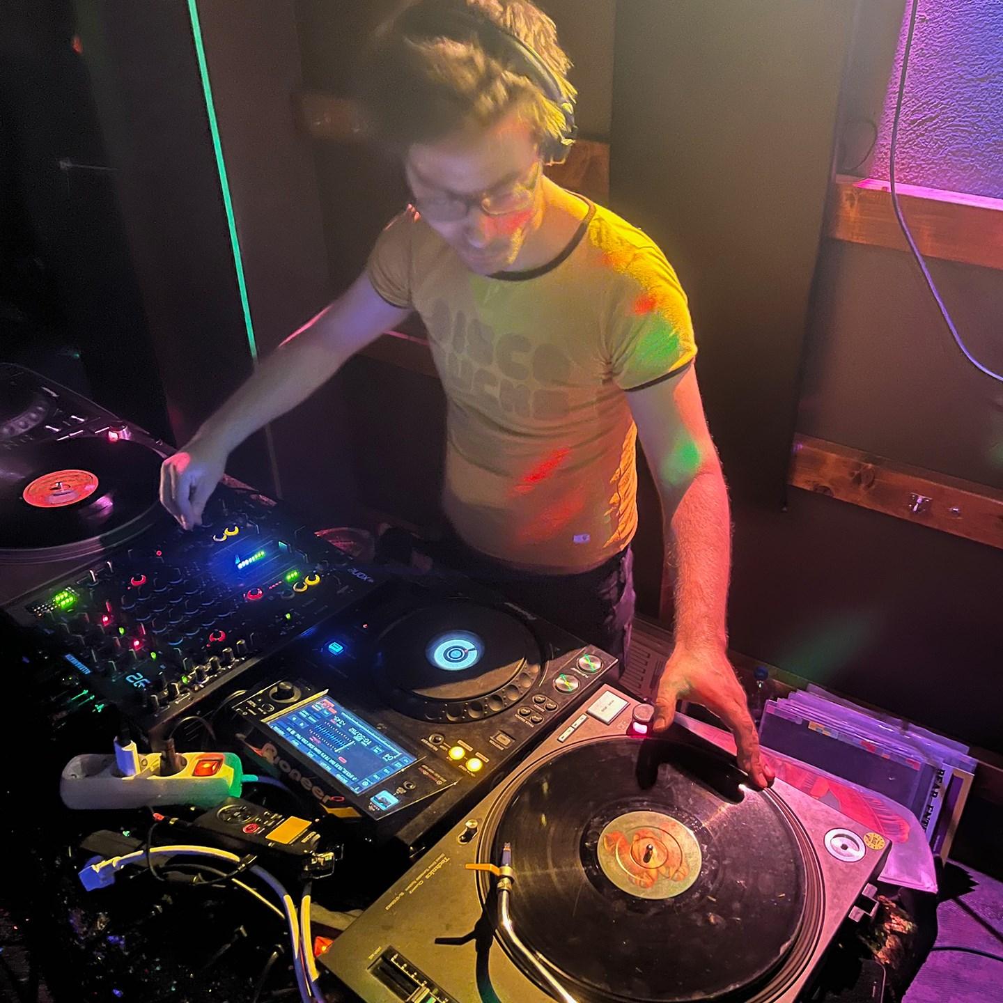 DJ MEGA