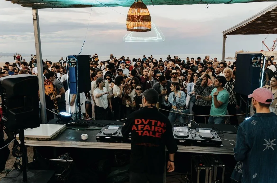 FREE OPEN AIR BEACH PARTY: Lost invites Calypso at Platja Del Forum