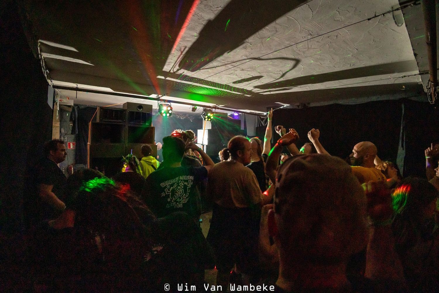 BREAKCORE GIVES MONKEY BUSINESS WOOD II