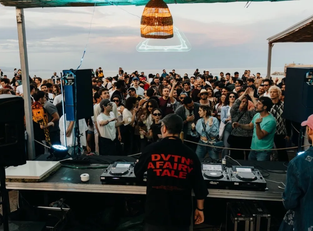 FREE OPEN AIR BEACH CLOSING PARTY: Lost invites Posay